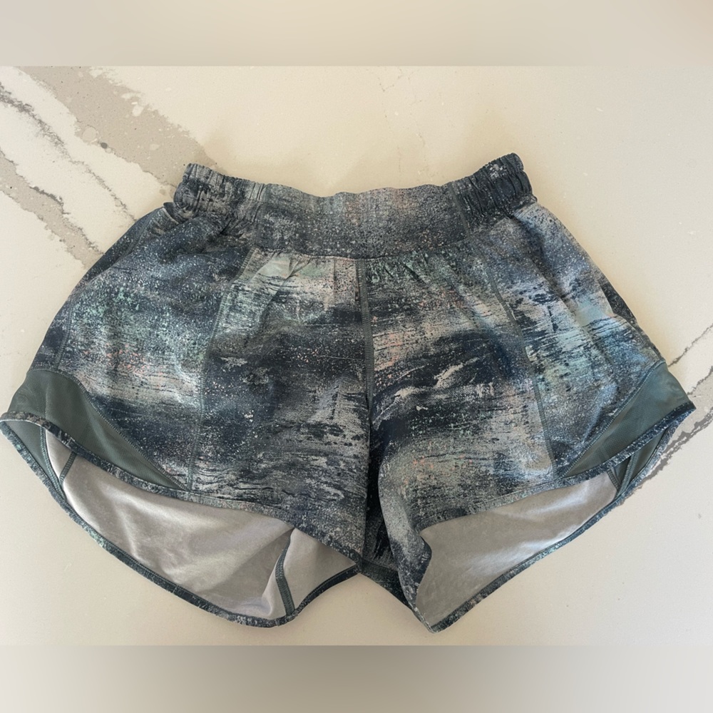Lululemon Hotty Hot shorts size 4 & 2.5 in